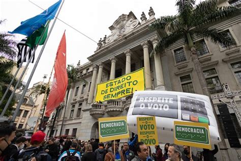 Leitura De Cartas Pela Defesa Da Democracia Re Ne Milhares Pelo Pa S