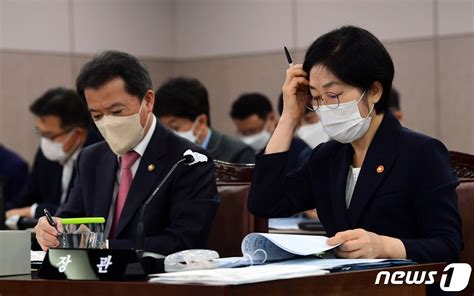 국감 자료 살피는 한화진 환경부 장관 네이트 뉴스