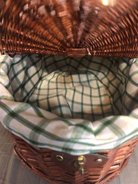 Country Style Wicker Picnic Basket Hamper With Lid And Handle Liners