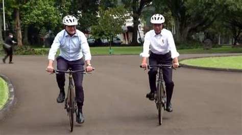 Diplomasi Ala Jokowi Gowes Bareng Hingga Hadiahi Pm Australia Pm