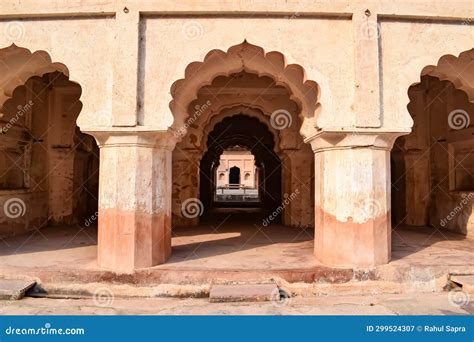 Beautiful View Of Orchha Palace Fort Raja Mahal And Chaturbhuj Temple