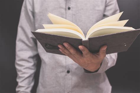 Mano Sosteniendo Un Libro Foto De Stock En Vecteezy