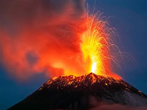 Popocat Petl Con M S De Horas De Tremor Y Dos Explosiones Moderadas