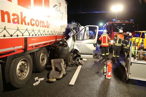 Vollsperrung Verkehrsunfall Auf Der A3 Bei Bessenbach Am 04 04 2019