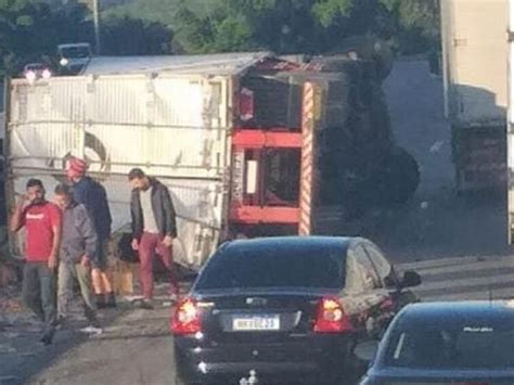 Caminhão carregado de Biscoito tomba na BR 381 em Três Corações