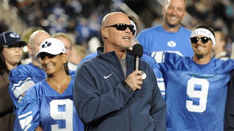 Former Byu Qb Jim Mcmahon Leads Song At Cubs Game