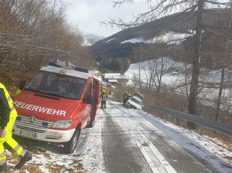 Auto kommt von Straße ab UnserTirol24