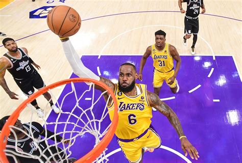 Nba／lebron James 砍 46 分創神紀錄湖人仍輸球，無奈到比賽還沒打完就先行離場⋯ Juksy 街星