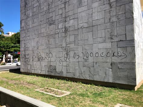 Monumento feito por Mário Cravo em Salvador é pichado pela segunda vez