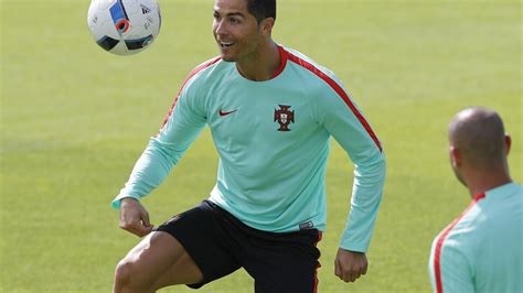 VIDEO Ronaldo laver lækre fodbold tricks Ligetil DR