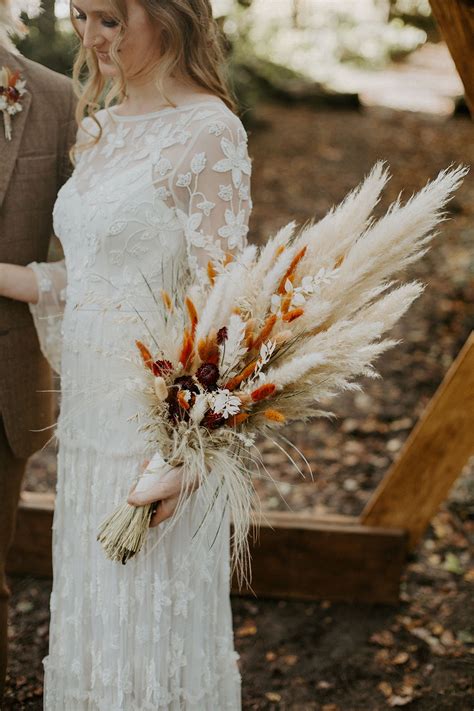 Pampas Grass Wedding Bouquet Ideas For Your Wedding Abroad