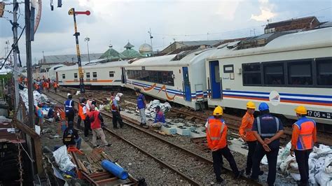 Rangkaian Gajayana Larat Di Stasiun Malang Kotalama Railway