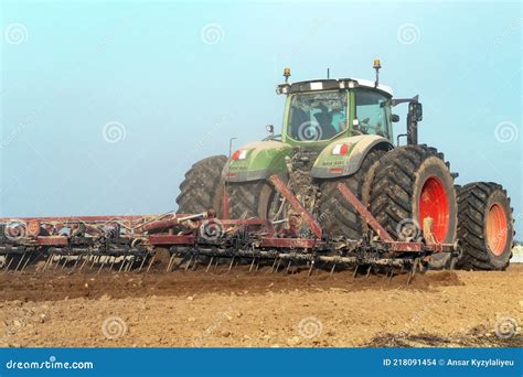 Tractor Con Arado Que Trabaja En El Campo Un Agricultor Que Conduce Un