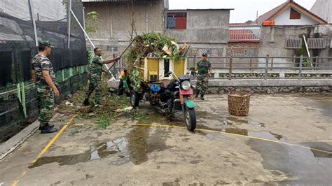 Tni Bantu Warga Angkut Dan Bersihkan Sampah Dengan Bentor