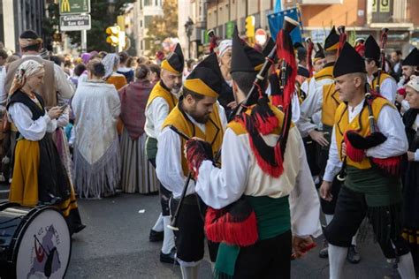 Zaragoza Espa A De Octubre De Personas Vestidas Con Trajes