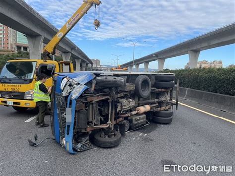 國1泰山段小貨車失控撞護欄側翻 駕駛有繫安全帶免送醫 Ettoday社會新聞 Ettoday新聞雲