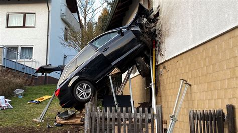 Auto Kracht In Hauswand Fahrer Stirbt