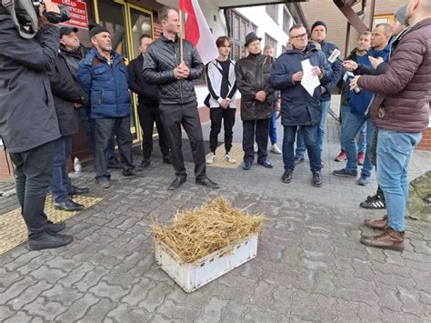 Rolnicy Pod Biurami Pos W Zmiana Forma Protestu Zaczyna Obowi Zywa