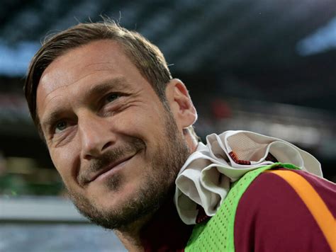 Francesco Totti Lex Capitano Della Roma Compie 42 Anni Buon