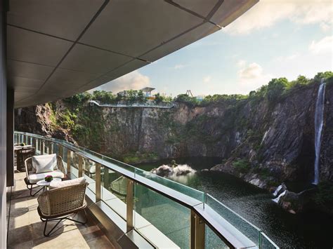 InterContinental Shanghai Wonderland - Hotel In A Water-Filled Quarry ...