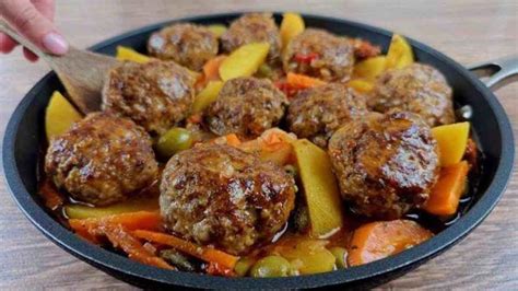 Boulettes de viande aux pommes de terre et à la sauce tomate épicée un