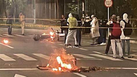 Queman Una Moto Del Tránsito En Protestas Cerca De La Universidad De Antioquia Hora 13 Noticias