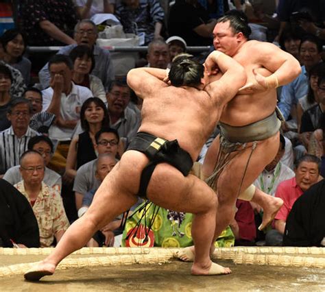 白鵬、鶴竜、朝乃山ら白星発進／初日写真ライブ特集 大相撲ライブ速報 日刊スポーツ