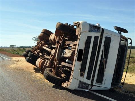 G Carreta Carregada Milho Tomba Na Br Em Maracaju Ms