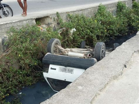 G1 Motorista Perde O Controle Carro Capota E Cai Dentro De Canal No