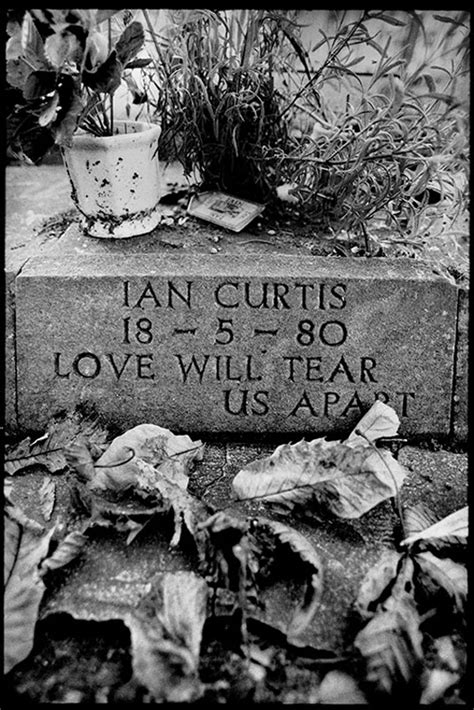 KC_XM002 : Ian Curtis's memorial - Iconic Images