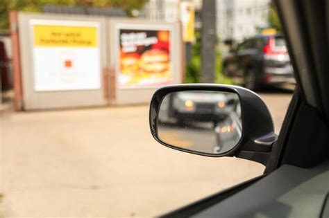 O espelho retrovisor do carro refletindo uma estrada panorâmica atrás o