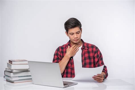 Un hombre que usa una computadora portátil en la oficina y hace un