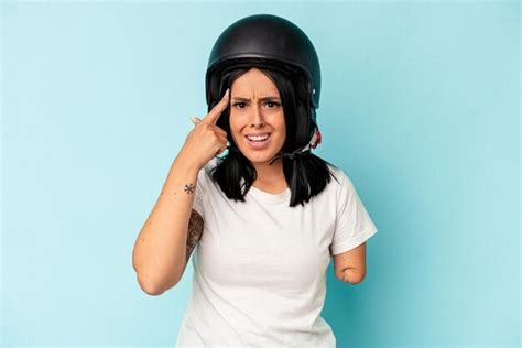 Joven mujer caucásica con un brazo que llevaba un casco de moto aislado