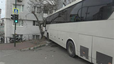 Freni patlayan otobüs dehşet saçtı Önce ağaca sonra eve Haber 7