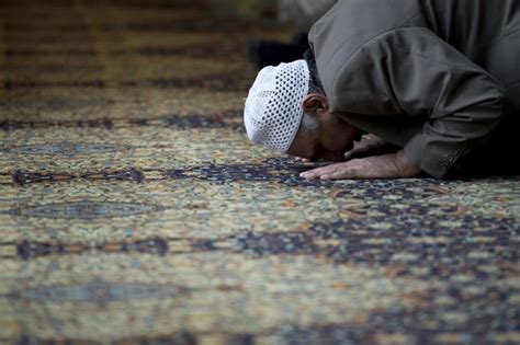 Saudi Senior Scholars Urge Muslims Worldwide To Pray At Home During