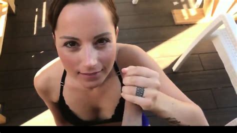 Sexe Oral Amateur Sur Le Porche Avec Ejaculation Faciale