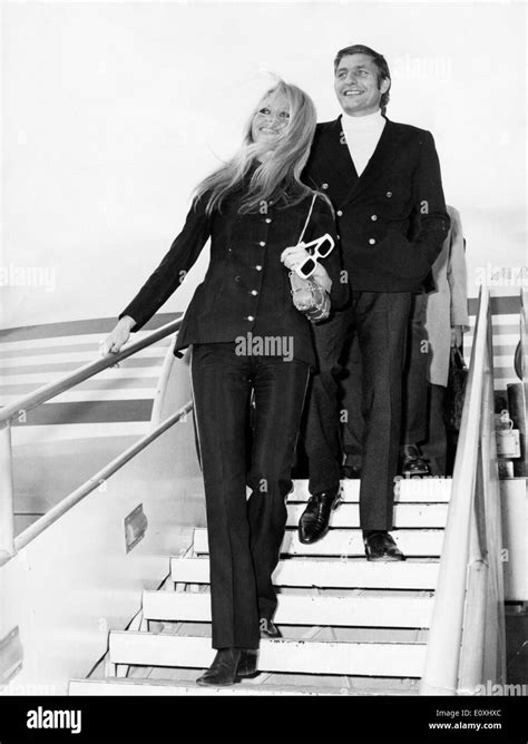 Brigitte Bardot Und Ihr Mann Gunter Sachs In Rom Angekommen Stockfoto Bild 69426292 Alamy