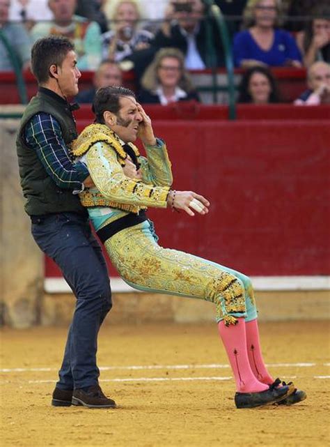 Toureiro espanhol sobrevive após levar chifrada no rosto