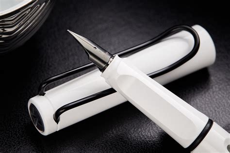 LAMY safari fountain pen - white/black - The Goulet Pen Company