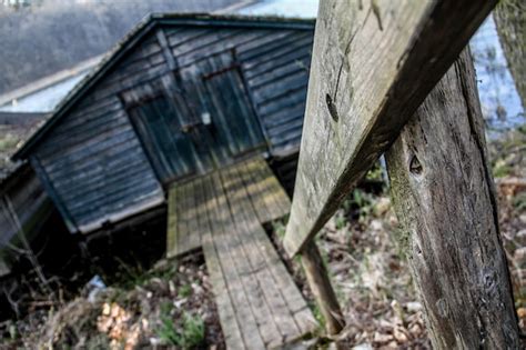 wooden house  bad condition images    freepik