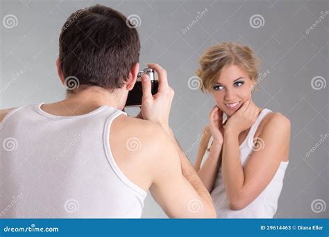 Photographe Et Jeune Pose Attrayante De Fille Image Stock Image Du