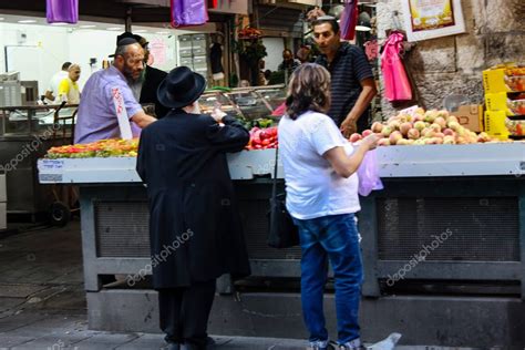 Jerusalén Israel mayo 24 2018 Personas desconocidas caminando y