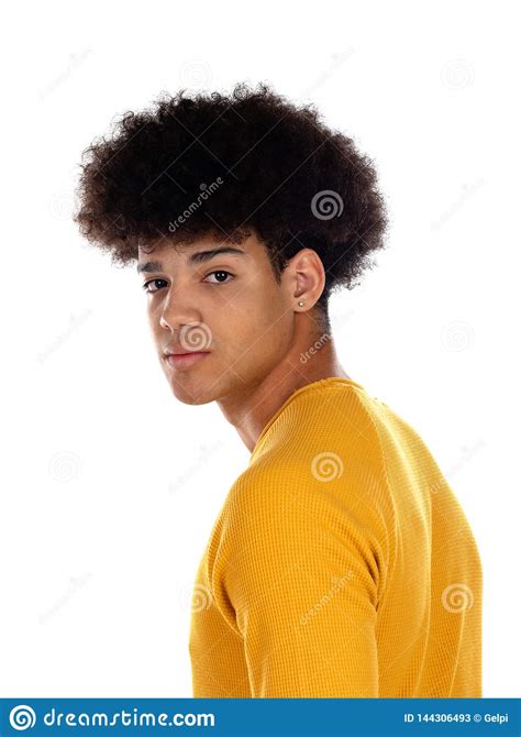 Muchacho Del Adolescente Con La Camiseta Amarilla Imagen De Archivo