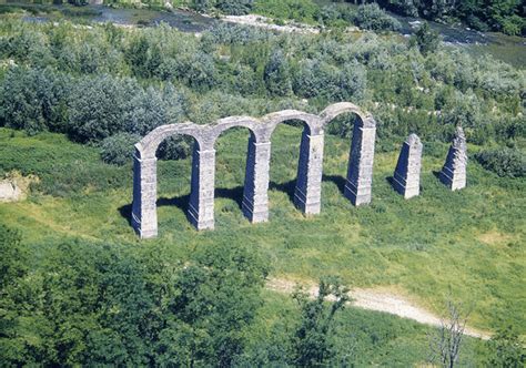 I Piloni In Pietra Alti Metri Acquedotto Romano Di Acqui Terme