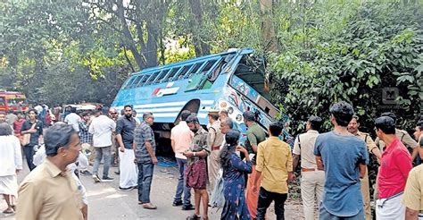 നിട്ടൂർ ഇല്ലിക്കുന്ന് ഇറക്കത്തിൽ സ്വകാര്യ ബസ് മറിഞ്ഞ് 54 പേർക്ക് പരുക്ക് മരത്തിൽ ഇടിച്ചു