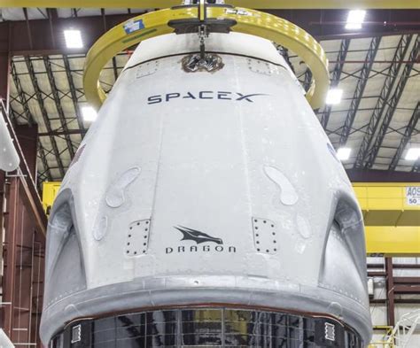 SpaceX Zeigt Bemannte Dragon Kapsel Mit Neuartigen Solarpanelen