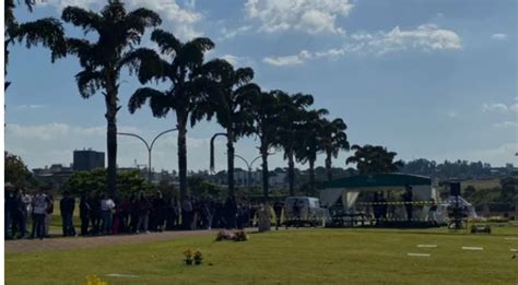 Corpo do cantor Aleksandro é sepultado em Londrina