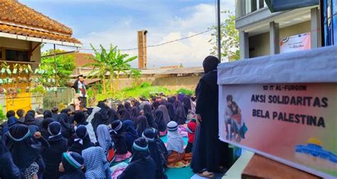 Ratusan Siswa Dan Guru SDIT Al Furqan Garut Gelar Aksi Peduli Palestina