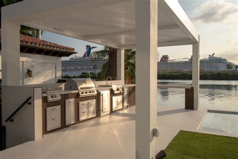 Luxury Modern Outdoor Kitchen: Star Island, Miami Beach | Azenco