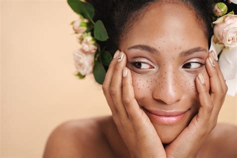 Retrato De Joven Mujer Afroamericana Pecosa Semidesnuda Con Flores En